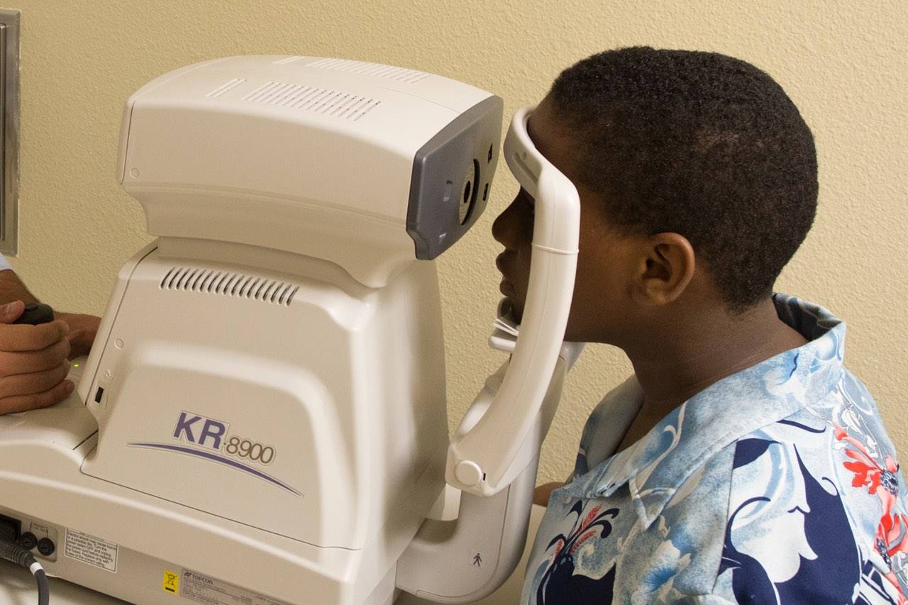 autorefractor_ethnic_boy_exam